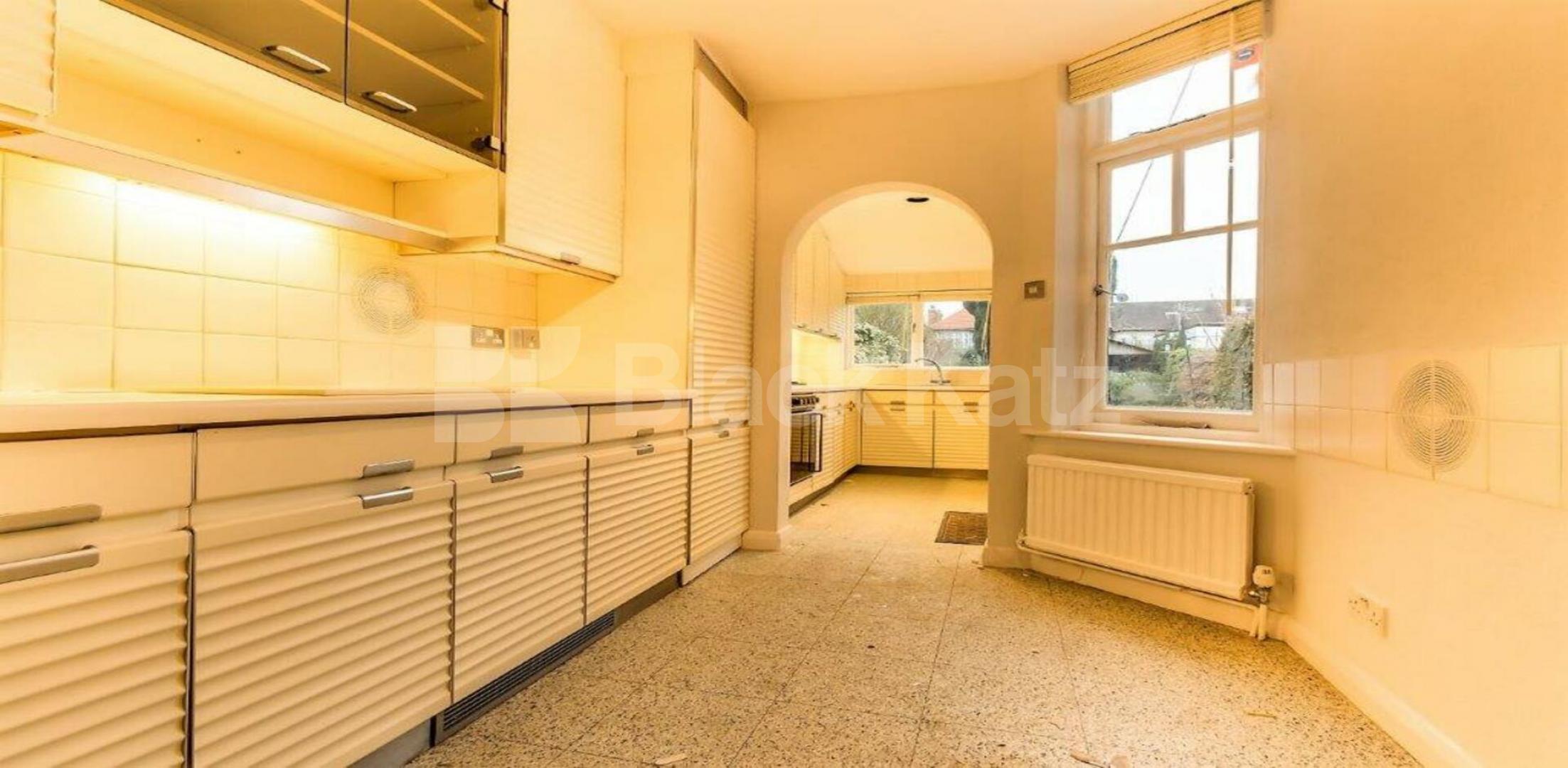 			NEW INSTRUCTION - Beautiful House !, 3 Bedroom, 1 bath, 1 reception House			 Chase Way, Southgate